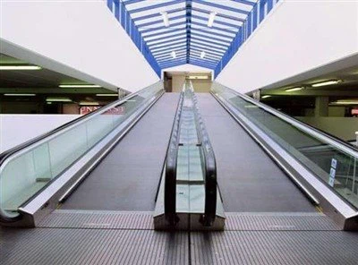 ガラスのエスカレーターは、性別による職務分離の概念とどのように関係していますか?